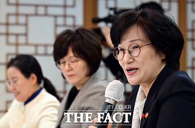 원민경 성평등가족부 장관이 3일 오전 서울 종로구 정부서울청사에서 열린 금융분야 여성 임원 현장 소통 간담회에 참석해 모두발언을 하고 있다. /임영무 기자