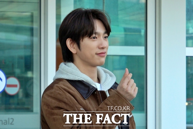 배우 박진영이 3일 오전 인천광역시 중구 운서동 인천국제공항 제2터머널 게이트에서 이탈리아 로마로 출국하기 전 포토타임을 갖고 있다. /이상빈 기자