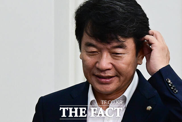 문진석 더불어민주당 원내수석부대표는 지난 2일 국회 본회의에서 김남국 대통령실 디지털소통비서관에게 '인사 청탁성' 메시지를 보내며 논란이 됐다./국회=남윤호 기자