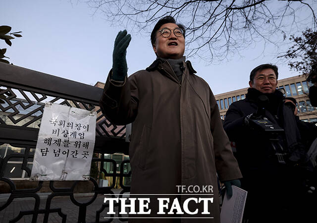 12.3 비상계엄 당시 월담 현장을 탐방하는 우원식 국회의장. /국회사진기자단