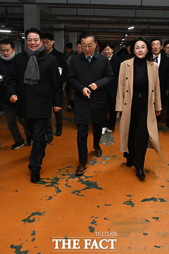 평촌 신도시 선도지구 현장 순회하는 최대호 안양시장과 김윤덕 국토교통부 장관, 이재정 더불어민주당 의원(왼쪽 두 번째부터).