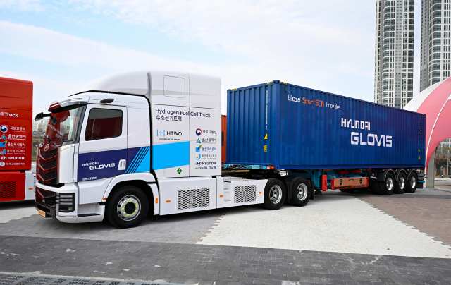 지난 2일 울산 태화강 국가정원 남구둔치에서 진행된 수소전기 트랙터 실증 사업 차량 인도식 행사에서 인도된 현대차 수소전기 트랙터. /현대차