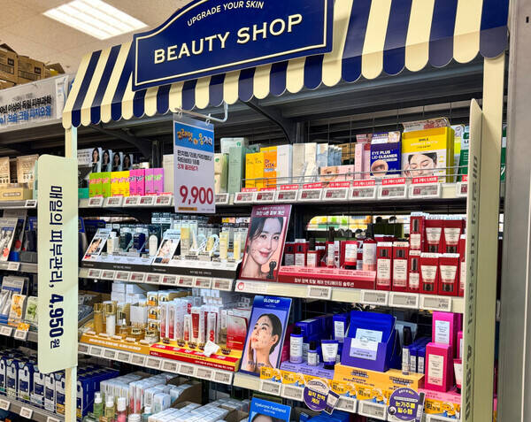 이마트는 '4950원 화장품' 인기에 힘입어 일상용품 전반으로 상품 출시를 확대한다. /이마트