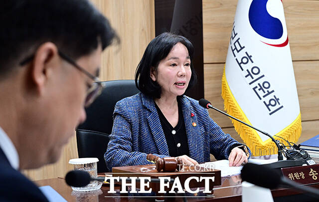 송경희 개인정보보호위원회 위원장이 3일 오전 서울 종로구 정부서울청사에서 열린 쿠팡 개인정보 유출과 관련 제25회 전체회의에 참석해 모두발언을 하고 있다. /임영무 기자