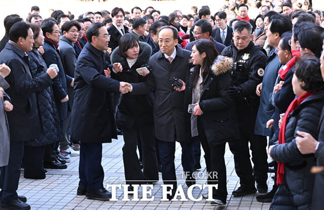 추경호 국민의힘 의원이 2일 서울 서초구 서울중앙지방법원에서 열린 구속 전 피의자 심문(영장실질심사)에 출석하며 국민의힘 의원들의 응원을 받고 있다. /이새롬 기자