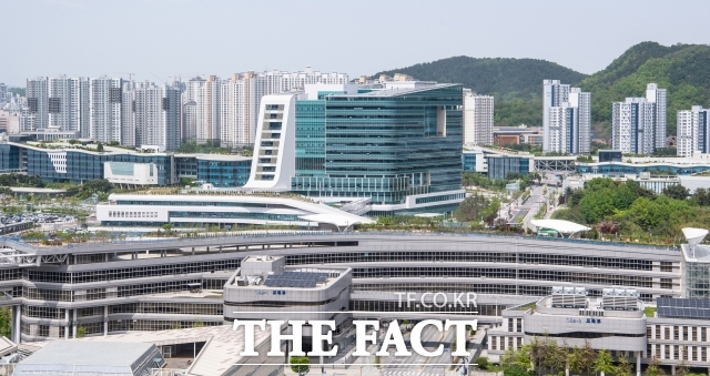 국무조정실과 국무총리비서실은 3일 국민 생활에서 발생하는 불편과 애로 민원을 해결하기 위한 민원처리 체계를 강화하고 있다고 밝혔다. 사진은 정부세종청사 전경이다. /더팩트DB