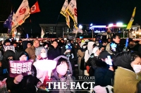  '비상계엄 1년'...국회 앞에서 행진하는 시민들 [TF사진관]