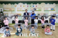  한문철 변호사, 충남도에 어린이 안전용품 '반사광 우산 300개' 기부