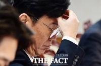  노동안전 현안 자료 살피는 김영훈 노동부 장관 [포토]