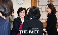  금융계 여성 임원들과 인사 나누는 원민경 성평등가족부 장관 [포토]