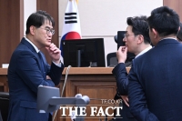  대화 나누는 김형근 특검보와 김건희 측 변호인단 [포토]