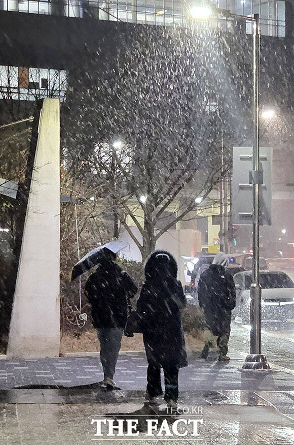 '올해 첫눈이 대설주의보' 눈 내리는 퇴근길.
