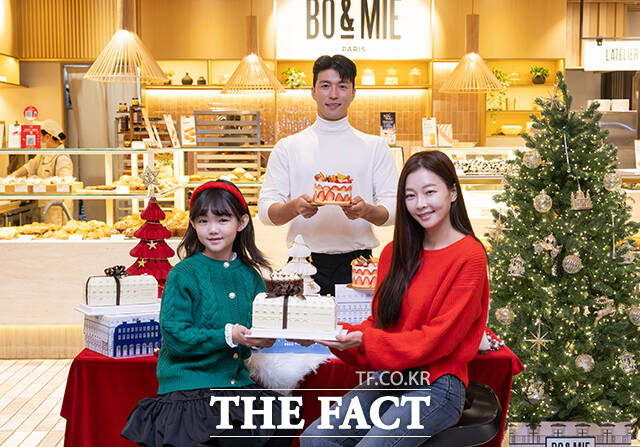 4일 오전 서울 서초구 신세계백화점 강남점 보앤미(BO&MIE) 매장에서 모델들이 크리스마스를 앞두고 파리 현지 인기 케이크를 선보이고 있다. /박헌우 기자
