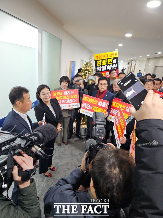4일 조혜진 경기도지사 비서실장이 항의하는 경기도의회 소속 국민의힘 의원들 앞에 서 있다. /이승호 기자