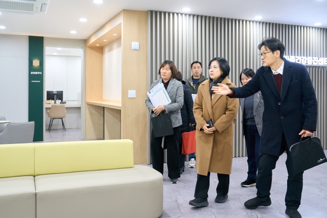 이수희 강동구청장이 강동구보건소 가족건강증진센터 조성 현장을 점검하고 있다. /강동구
