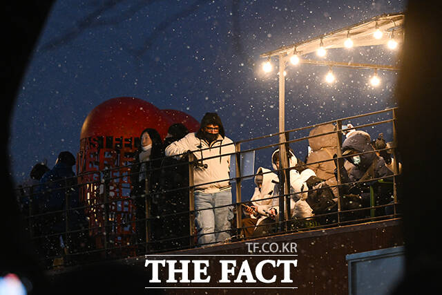 시민들이 눈을 맞으며 버스를 기다리고 있다. /서예원 기자