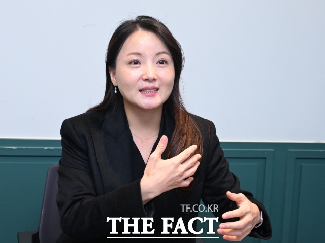 정서윤 유니피벗 대표는 지난달 14일 오후 경기 성남의 한 모처에서 탈북민을 체제 경쟁의 증표가 아니라, 남북을 잇는 지식·경험의 주체로 인정하는 프레임 전환이 가장 시급하고 근본적인 변화라고 생각한다고 말했다. /이새롬 기자.