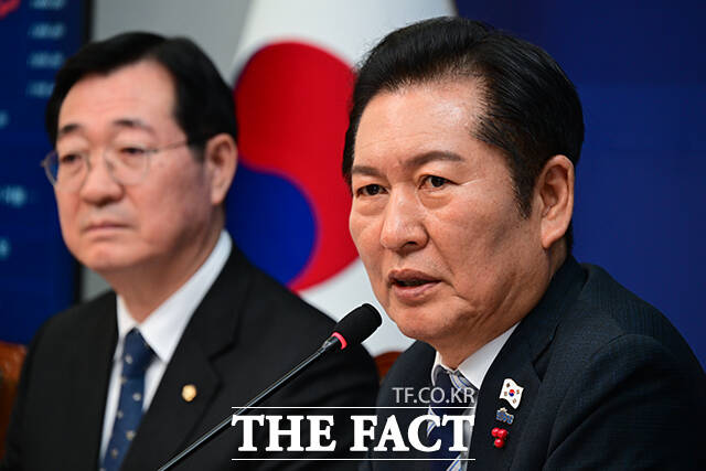 김용만 역사와정의특별위원장, 민홍철 국가보훈정책특별위원장, 정청래 대표, 이준식 전 독립기념관장, 김창록 경북대학교 교수(왼쪽부터)가 간담회에 앞서 기념사진을 남기고 있다.