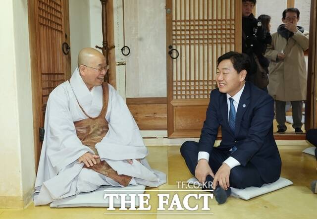 4일 장수군 번암면에서 열린 독립운동가 백용성조사 기념관 기념식에 참석한 김관영 전북도지사가 행사에 앞서 백용성조사 기념사업회 이사장 법륜스님과 담소를 나누고 있다. /전북도