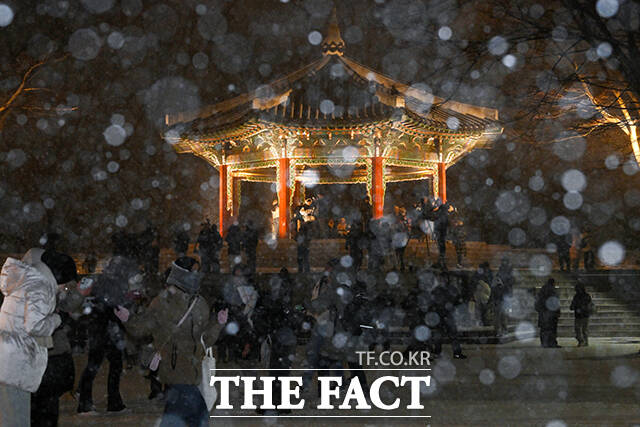 시민들이 눈을 맞으며 버스를 기다리고 있다. /서예원 기자