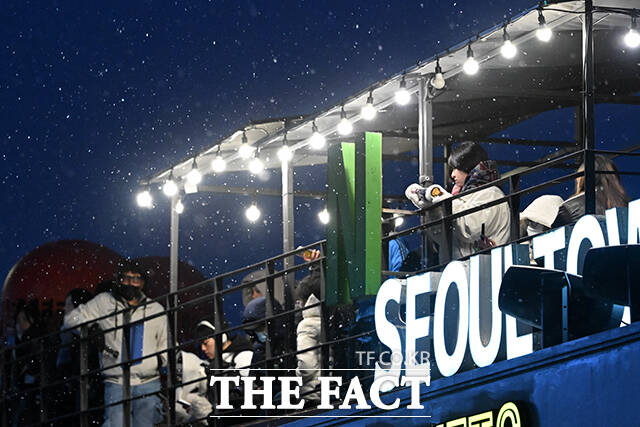 시민들이 눈을 맞으며 버스를 기다리고 있다. /서예원 기자