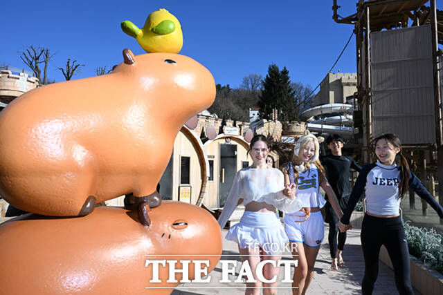 캐리비안 베이의 이색 야외 온천 '윈터 스파 캐비' 운영을 하루 앞둔 4일 경기 용인 캐리비안 베이 내 야외 온천에서 모델들이 따끈따끈한 스파를 즐기고 있다. /용인=이새롬 기자