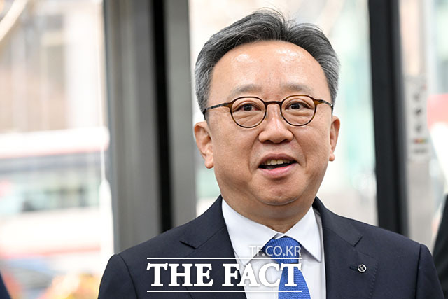 정상혁 신한은행장이 4일 오전 서울 중구 신한금융지주회사 사옥으로 들어서며 취재진의 질문에 답하고 있다. /남용희 기자