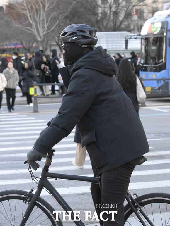 서울에 이틀째 한파가 지속되는 4일 오전 서울 종로구 광화문 인근에서 한 시민이 추위에 모자를 눌러쓰고 있다. /송호영 기자