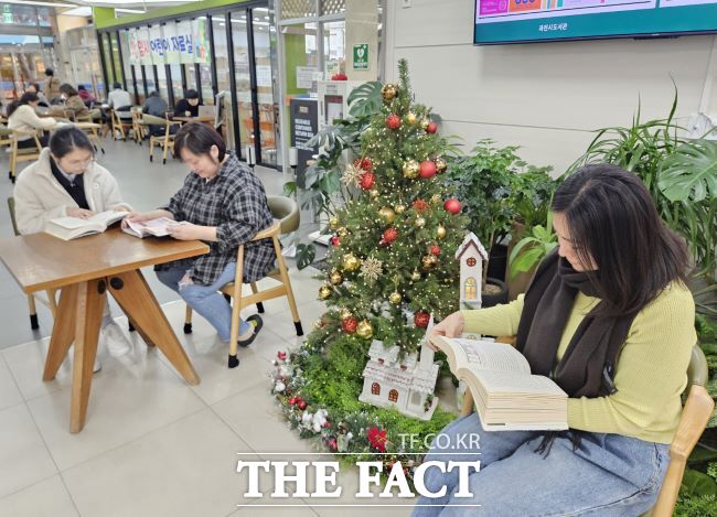 과천정보과학도서관에서 시민들이 독서하는 모습. /과천시