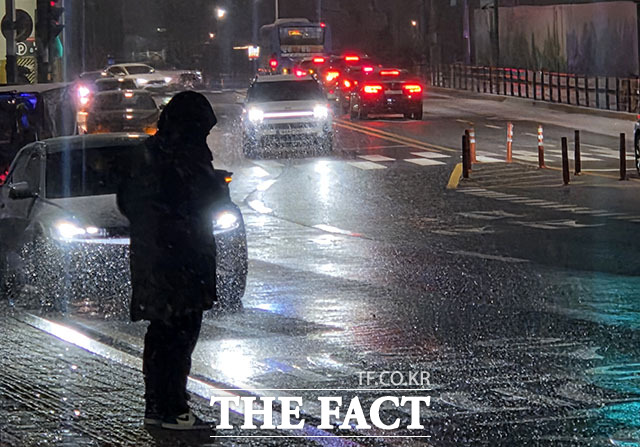 서울과 인천 경기 등에 올해 첫 대설주의보가 내린 4일 오후 인천 서구 검암역 일대에 눈이 내리고 있다. /인천=남용희 기자