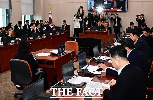 이철규 산자위원장이 4일 오후 서울 여의도 국회에서 열린 산업통상자원중소벤처기업위원회 전체회의에 참석해 안건을 의결하고 있다. /국회=배정한 기자