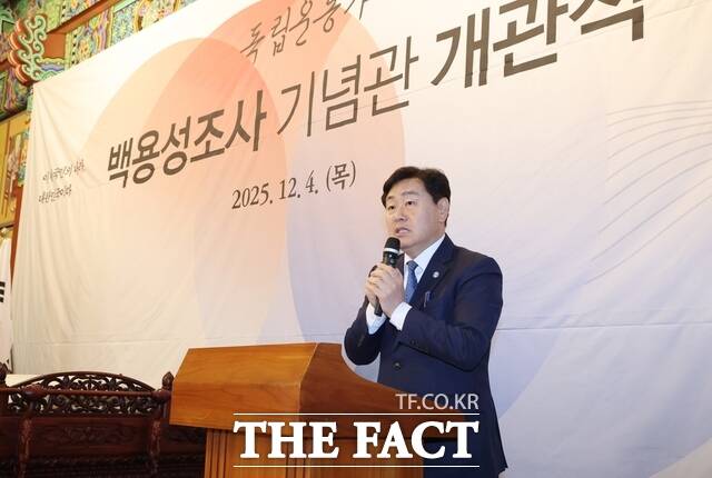 4일 장수군 번암면에서 열린 독립운동가 백용성조사 기념관 기념식에 참석한 김관영 전북도지사가 축사를 하고 있다. /전북도