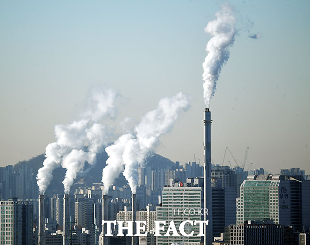 4일 오전 공장과 업무단지가 밀집해 있는 서울 강서구 일대에 하얀 수증기가 올라오고 있다. /이효균 기자