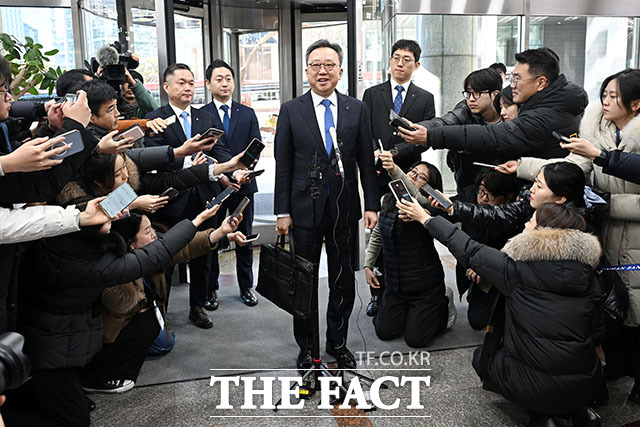 신한금융지주회사 사옥으로 들어서는 진옥동-이선훈-정상혁(왼쪽부터)