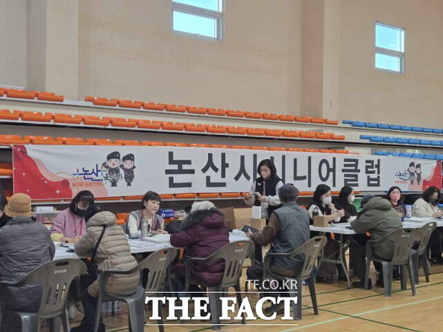 논산시 어르신 일자리 합동 모집 창구 전경. /논산시