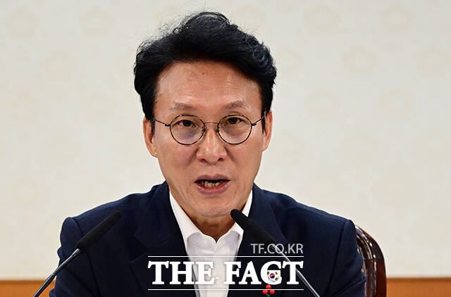 김민석 국무총리는 4일 충남 태안군 모항항 북방 해상에서 발생한 어선 전복사고 상황을 보고 받고