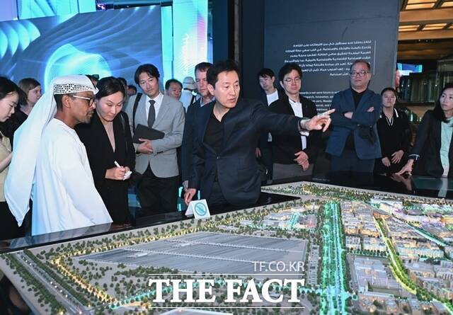 지난해 오세훈 서울시장이 아랍에미리트(UAE) 아부다비의 세계 최초 탄소제로도시를 찾아 서울을 보행 중심 도시로 개발하기 위한 정책을 내놨다. 오세훈 시장이 10일(현지시간) UAE 아부다비의 마스다르 시티를 살펴보고 있다. /서울시