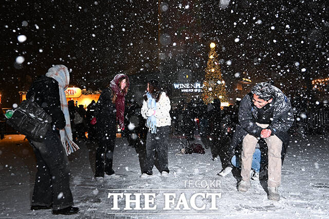서울과 인천, 경기, 강원 등에 대설주의보가 발효된 4일 오후 서울 중구 남산에서 외국인들이 눈싸움을 하고 있다. /서예원 기자