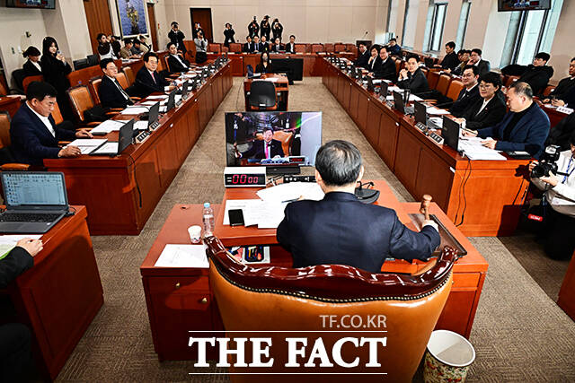 반도체 특별법 대안 의결하는 이철규 산자위원장.