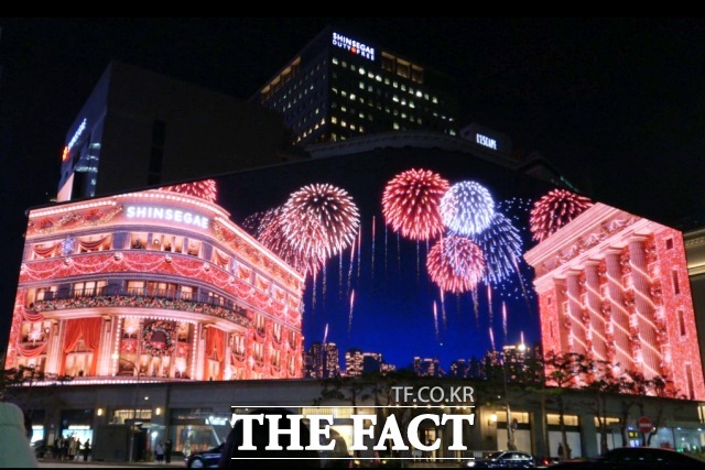 지난달 12일 서울 중구 신세계백화점 본점 신세계스퀘어에서 크리스마스 영상이 상영되고 있다. /이상빈 기자