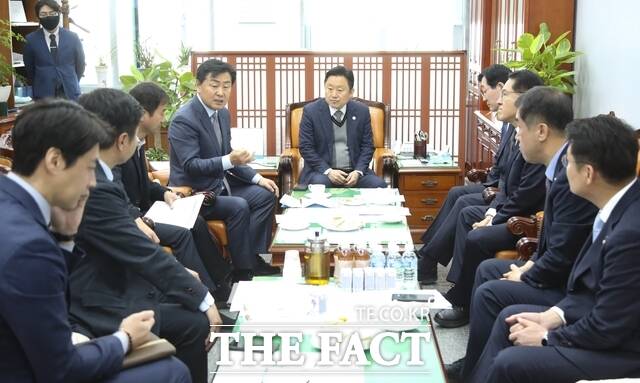 2023년 3월 21일 김관영 전북도지사가 국회 국토교통위원회 소속 국회의원들을 만나 대광법과 관련해 개정 필요성을 피력하고 있다. /전북도
