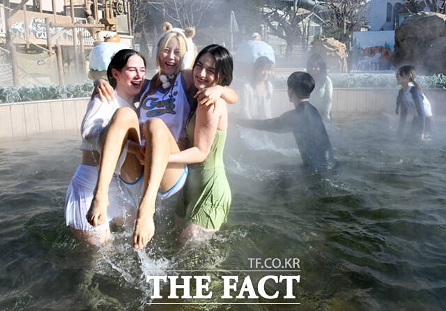 캐리비안 베이의 이색 야외 온천 '윈터 스파 캐비' 운영을 하루 앞둔 4일 경기 용인 캐리비안 베이 내 야외 온천에서 모델들이 따끈따끈한 스파를 즐기고 있다. /용인=이새롬 기자