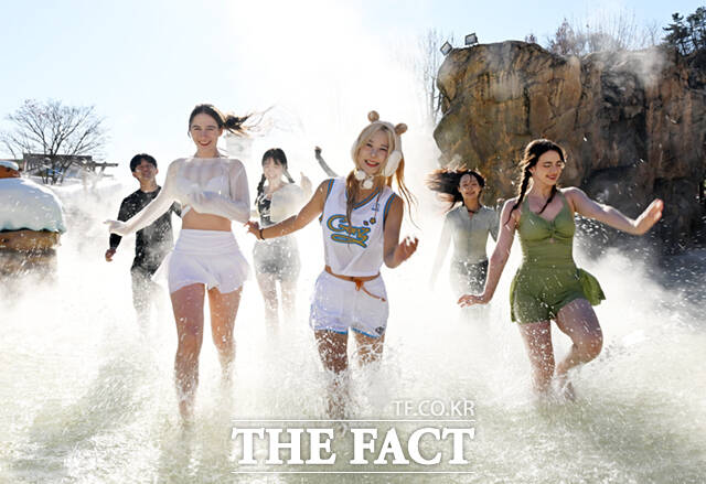 캐리비안 베이의 이색 야외 온천 '윈터 스파 캐비' 운영을 하루 앞둔 4일 경기 용인 캐리비안 베이 내 야외 온천에서 모델들이 따끈따끈한 스파를 즐기고 있다. /용인=이새롬 기자