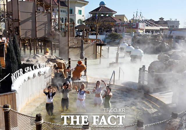 캐리비안 베이의 이색 야외 온천 '윈터 스파 캐비' 운영을 하루 앞둔 4일 경기 용인 캐리비안 베이 내 야외 온천에서 모델들이 따끈따끈한 스파를 즐기고 있다. /용인=이새롬 기자