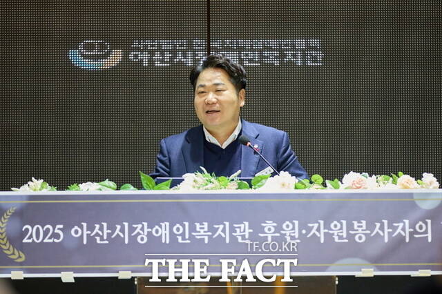 3일 2025년 아산시 장애인복지관 후원·자원봉사자의 밤 행사에서 오세현 아산시장이 축사를 하고 있다. /아산시