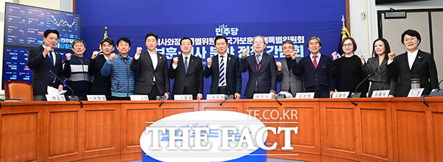 김용만 역사와정의특별위원장, 민홍철 국가보훈정책특별위원장, 정청래 대표, 이준식 전 독립기념관장, 김창록 경북대학교 교수(왼쪽부터)가 간담회에 앞서 기념사진을 남기고 있다.