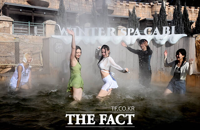 캐리비안 베이의 이색 야외 온천 '윈터 스파 캐비' 운영을 하루 앞둔 4일 경기 용인 캐리비안 베이 내 야외 온천에서 모델들이 따끈따끈한 스파를 즐기고 있다. /용인=이새롬 기자