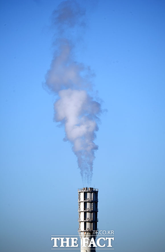 4일 오전 업무단지와 주거단지가 밀집해 있는 서울 합정동 일대에 하얀 수증기가 올라오고 있다.