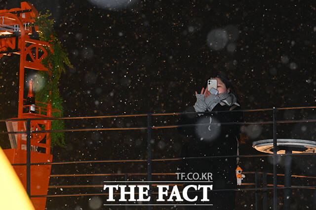 시민들이 눈을 맞으며 버스를 기다리고 있다. /서예원 기자