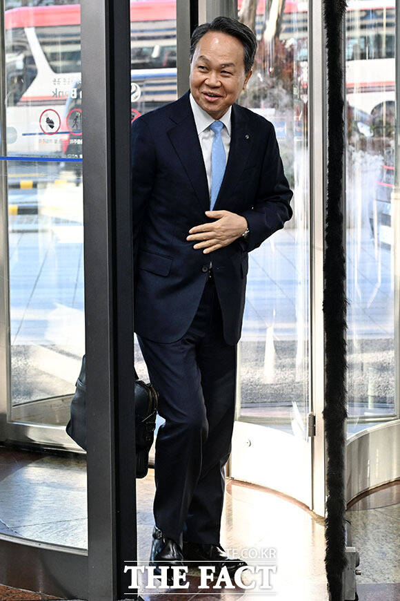 진옥동 신한금융그룹 회장이 4일 오전 서울 중구 신한금융지주회사 사옥으로 들어서고 있다. /남용희 기자